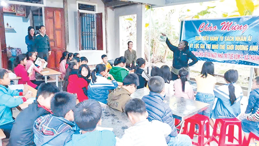 Giờ học tiếng Anh với giáo viên nước ngoài tại Ngôi nhà trí tuệ (xã Thanh Tiên, huyện Thanh Chương, Nghệ An).