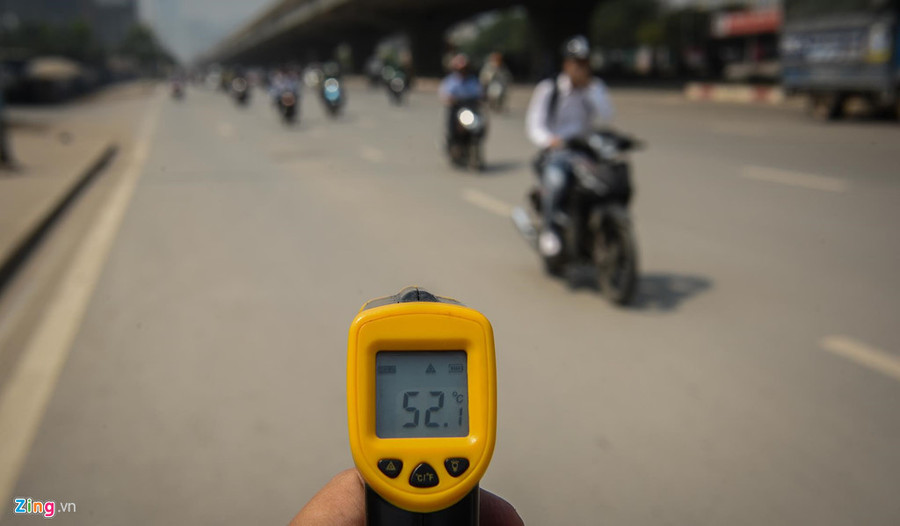 Nhiệt độ mặt đường đo được lúc 12h trưa lên tới hơn 50 độ C. Mat duong o Ha Noi nong hon 50 do C hinh anh 4