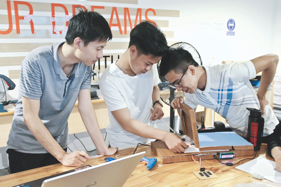 SV Trường ĐH Bách khoa, ĐH Đà Nẵng thực hành tại không gian sáng chế của ĐH Đà Nẵng.