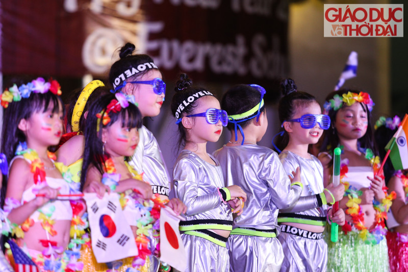 Đêm chung kết khép lại với 1 nhà vô địch trên bục nhận giải nhưng chắc chắn rằng, tất cả các bé có mặt tranh tài đêm chung khảo Sứ giả nhân ái Everest 2019 này đều là những nhà vô địch tài năng trong mắt của thầy cô, gia đình và bạn bè.