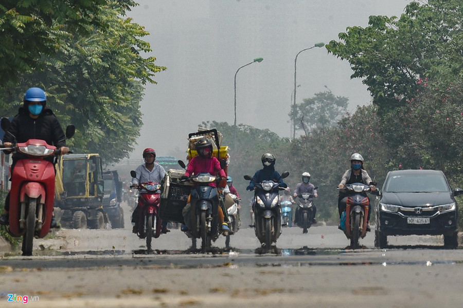 Một số tuyến đường ít bóng cây như đại lộ Thăng Long, Nguyễn Xiển, Phạm Hùng... mặt đường như bốc hơi, xuất hiện ảo ảnh. Mat duong o Ha Noi nong hon 50 do C hinh anh 3