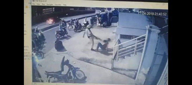 Hai thanh niên bị CSGT chĩa súng, đánh là
