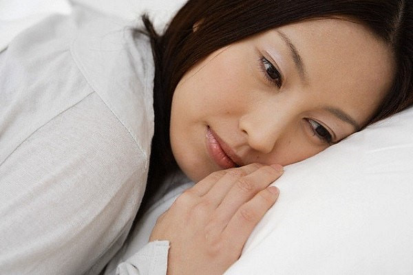 Giật tấm chăn khỏi tay chồng, vợ choáng váng nhận ra người phụ nữ ấy