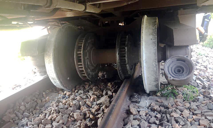 Đường sắt Bắc Nam tê liệt nhiều giờ vì tàu trật bánh ảnh 1 Hàng trăm mét đường sắt hư hỏng, khi tàu khách qua Khánh Hòa bị trật bánh. Ảnh: Trần Đức