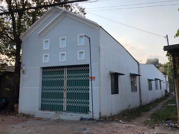 nha gan dinh chua, cho lam dieu nay keo ruoc hoa vao nha, dau om lien mien - 4