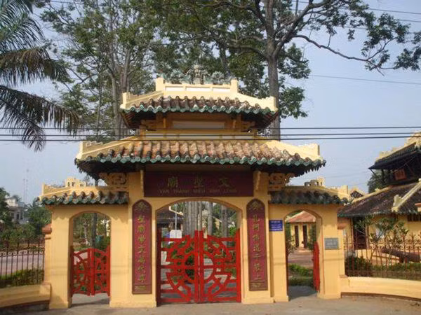 nha gan dinh chua, cho lam dieu nay keo ruoc hoa vao nha, dau om lien mien - 1