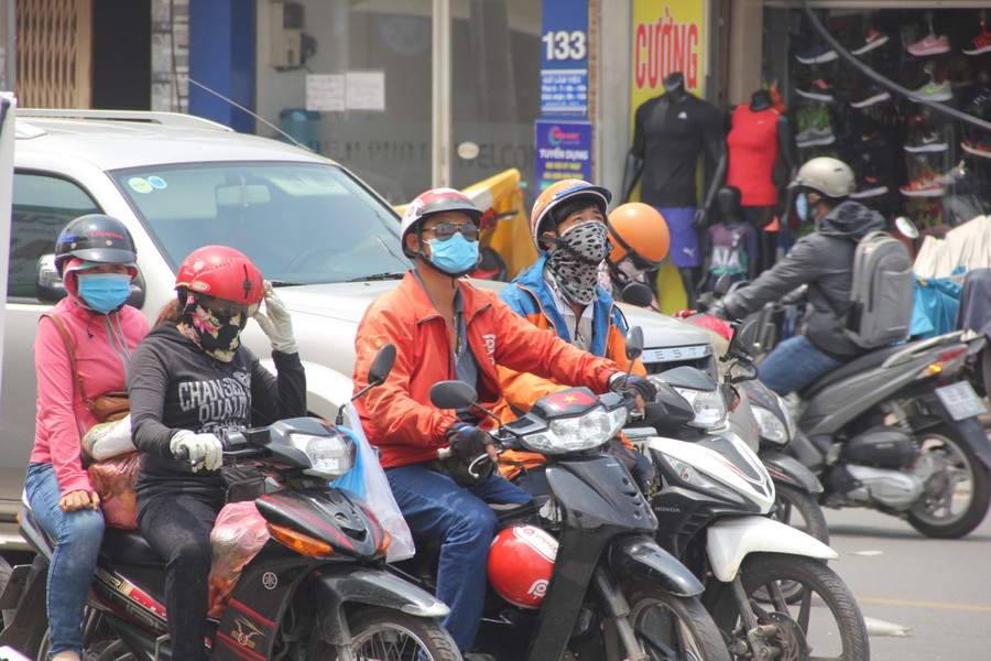 Người dân TPHCM ra đường ai cũng “ngụy trang” để hạn chế nắng nóng Người dân TPHCM ra đường ai cũng “ngụy trang” để hạn chế nắng nóng