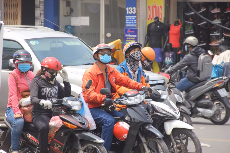 Người dân TPHCM ra đường ai cũng “ngụy trang” để hạn chế nắng nóng