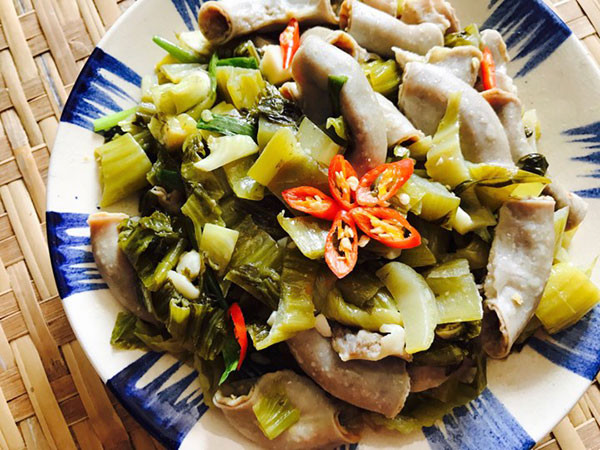 Lòng lợn xào dưa chua đơn giản mà ngon 