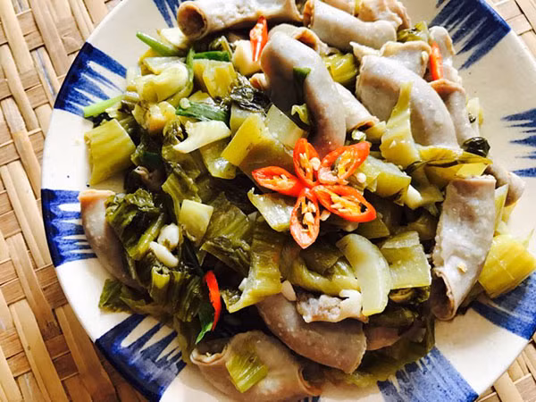 Lòng lợn xào dưa chua đơn giản mà ngon 