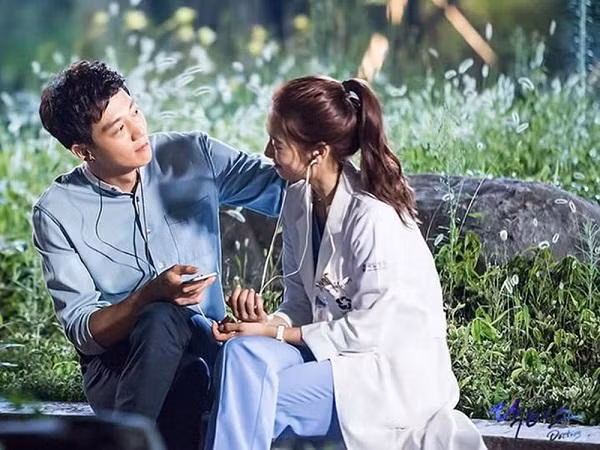 Tình yêu thật khó đoán lường (hình minh họa).