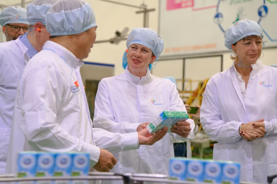 Trong chuyến thăm, bà Hanneke Schuiling (giữa) đánh giá cao sự phát triển không ngừng của FrieslandCampina suốt hơn 25 năm đồng hành “Vì một Việt Nam vươn cao vượt trội”