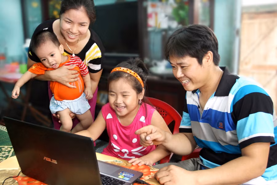 Hạnh phúc giản đơn ( Nguồn ảnh của Bảo tàng Phụ nữ VN)