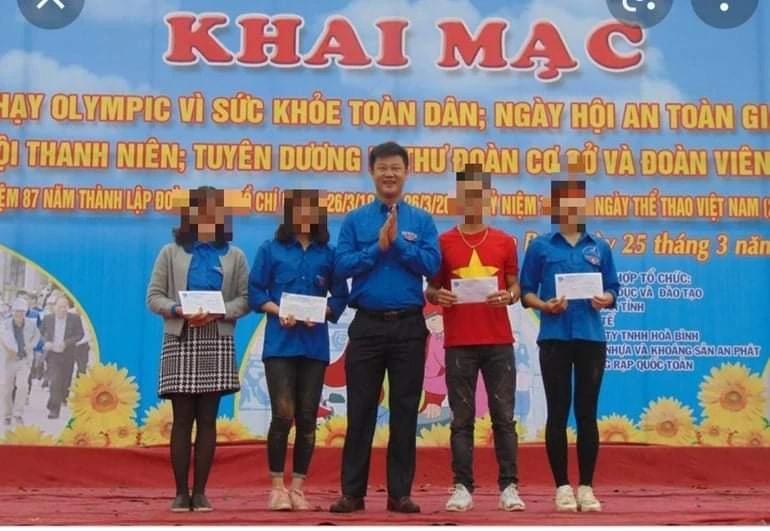 Đinh Tiến Hùng, Phó Bí thư Tỉnh đoàn Yên Bái (người đứng giữa) vừa bị khởi tố.