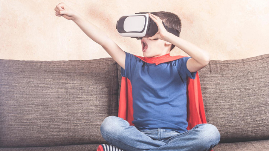 Tốt hơn hết là cha mẹ nên cho trẻ bắt đầu tìm hiểu về công nghệ càng sớm càng tốt. (Ảnh: ITN). Tốt hơn hết là cha mẹ nên cho trẻ bắt đầu tìm hiểu về công nghệ càng sớm càng tốt. (Ảnh: ITN).