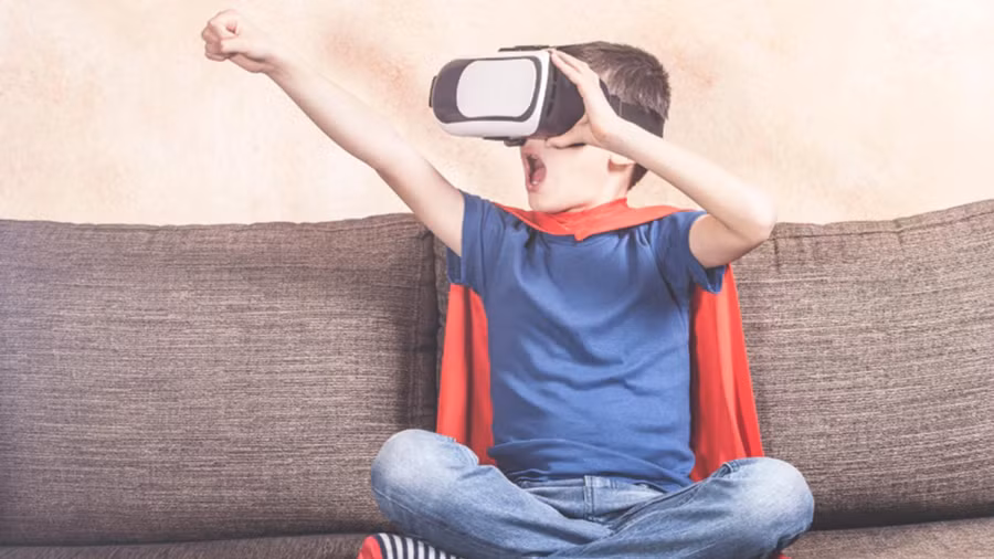 Tốt hơn hết là cha mẹ nên cho trẻ bắt đầu tìm hiểu về công nghệ càng sớm càng tốt. (Ảnh: ITN).