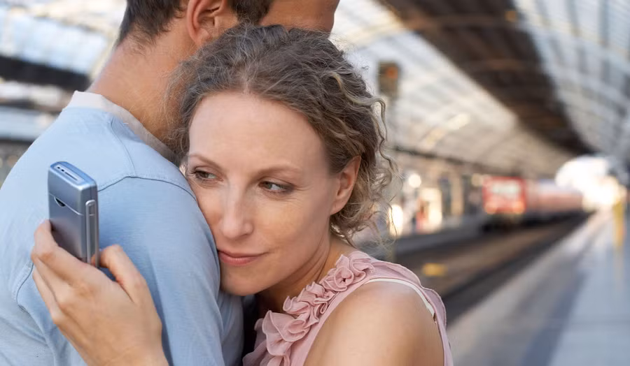 Một trong những đặc điểm nổi bật nhất của phụ nữ ngoại tình là kỹ năng nói dối. (Ảnh: ITN).