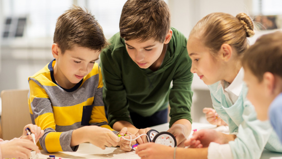 Khi tham gia hoạt động nhóm, trẻ học được rất nhiều điều thông qua sự hợp tác. (Ảnh: ITN). Khi tham gia hoạt động nhóm, trẻ học được rất nhiều điều thông qua sự hợp tác. (Ảnh: ITN).