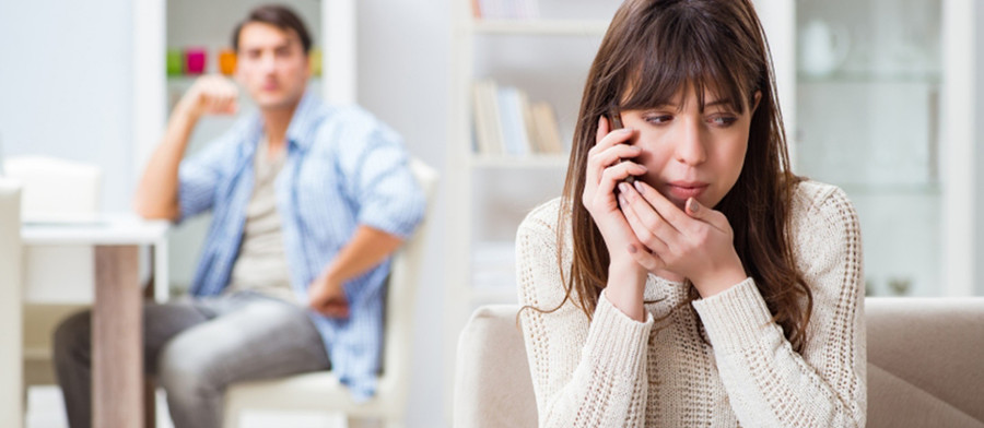 Cô ấy cài mật khẩu vào điện thoại và không nhận cuộc gọi trước mặt đối tác. (Ảnh: ITN). Cô ấy cài mật khẩu vào điện thoại và không nhận cuộc gọi trước mặt đối tác. (Ảnh: ITN).