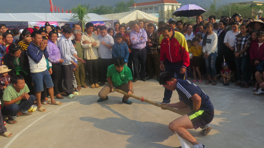 Thanh niên đồng bào các dân tộc thiểu số tham gia thi đẩy gậy