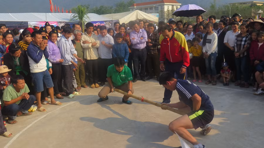 Thanh niên đồng bào các dân tộc thiểu số tham gia thi đẩy gậy