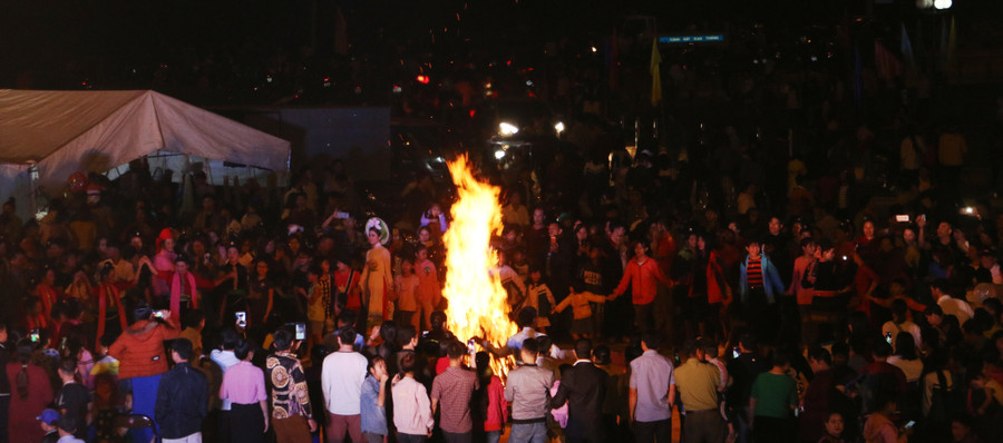 Đông đảo đồng bào các dân tộc thiểu số tham gia liên hoan Đông đảo đồng bào các dân tộc thiểu số tham gia liên hoan