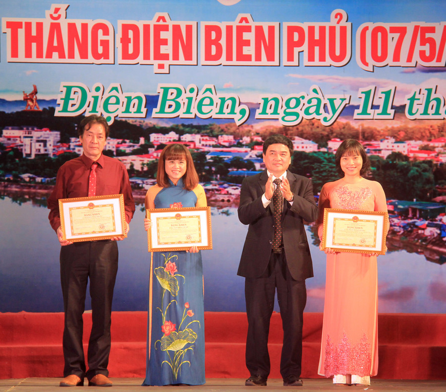 Ông Lê Văn Quý, PCT UBND tỉnh Điện Biên (thứ hai từ phải sang) trao Bằng khen cho các tập thể, cá nhân có thành tích xuất sắc