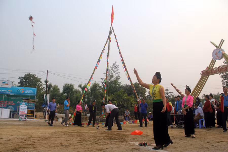 Trò chơi ném còn mang ý nghĩa tượng trưng cho mọi việc buồn, ốm đau sẽ được rũ sạch, thay vào đó là sự ấm no, hạnh phúc