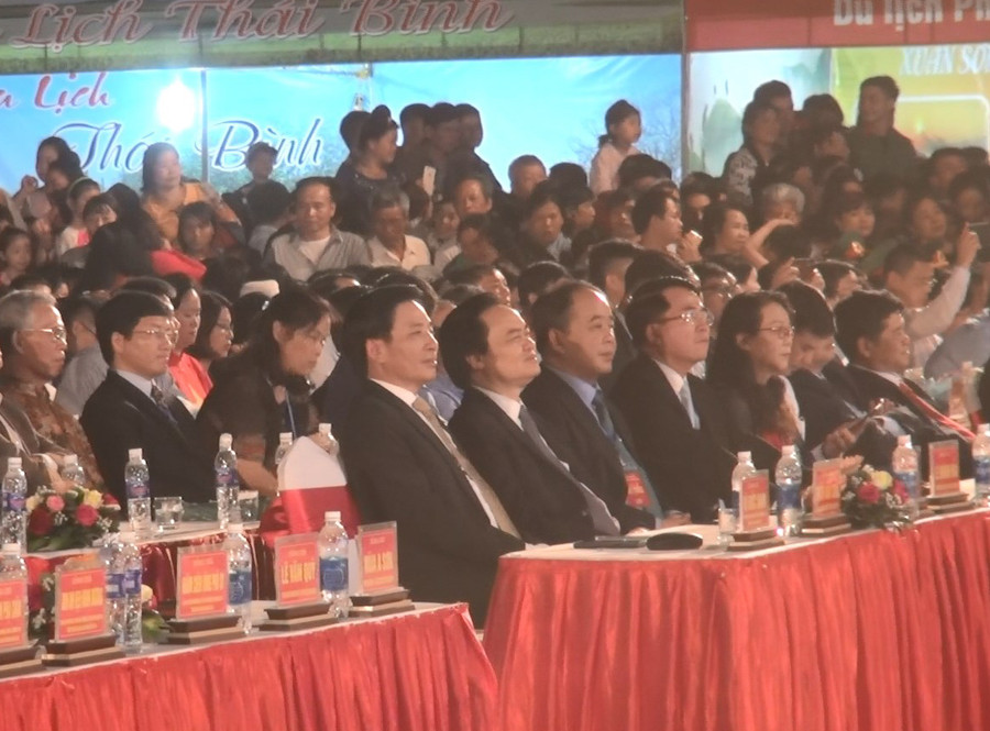 Phó Thủ tướng Vũ Đức Đam, Bộ trưởng Bộ GD&ĐT Phùng Xuân Nhạ cùng các đại biểu tham dự khai mạc Lễ hội Hoa Ban 2019 tại Điện Biên