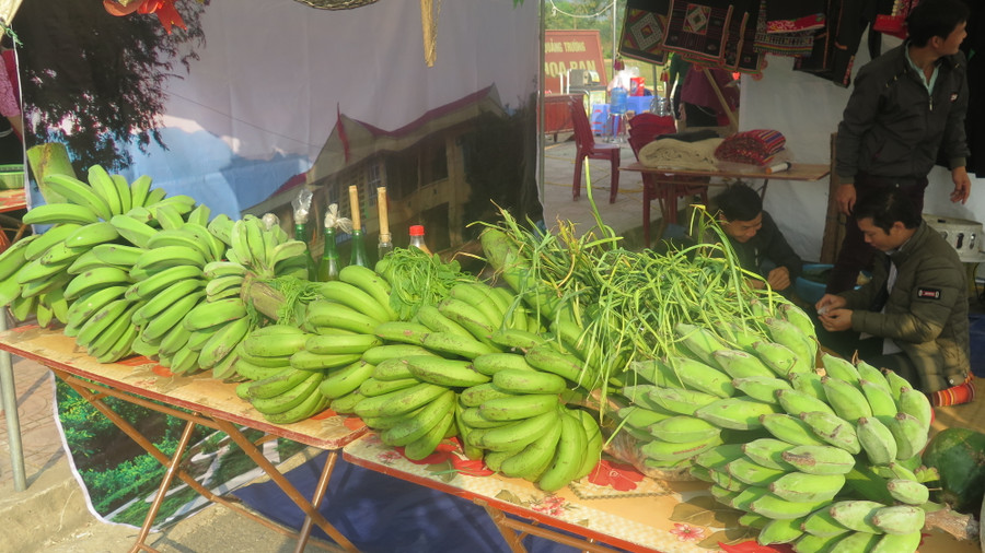 Nhiều sản vật như: Chuối, đậu xanh, bí xanh, mật ong...được nhân dân mang đến trưng bày