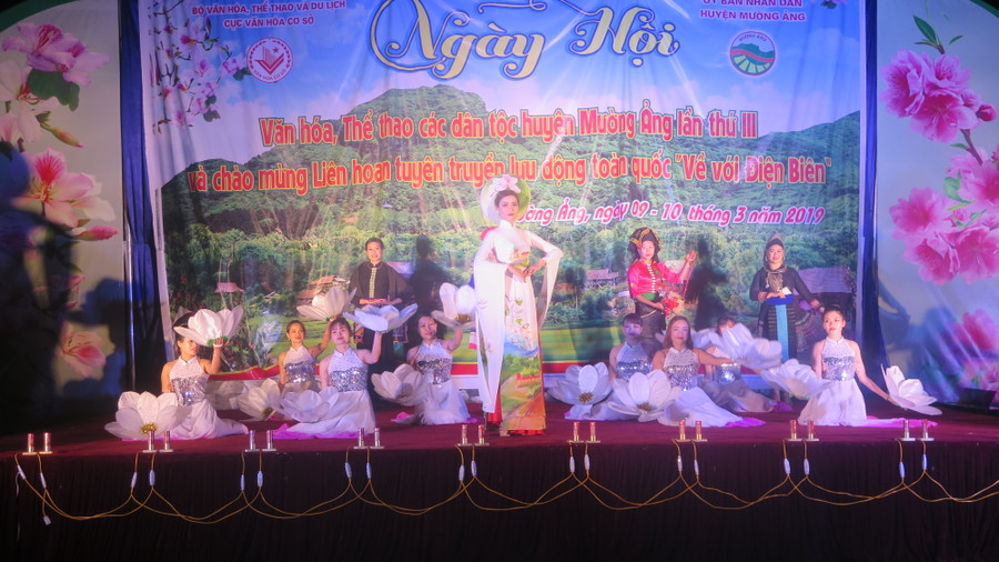 Các thiếu nữ đại diện cho đồng bào các dân tộc thiểu số trong hội thi trang phục truyền thống