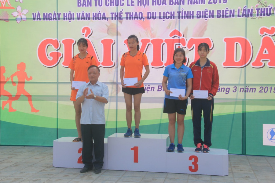 Lãnh đạo Sở VHTT&DL Điện Biên trao giải cho các VĐV