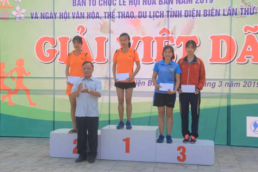 Lãnh đạo Sở VHTT&DL Điện Biên trao giải cho các VĐV