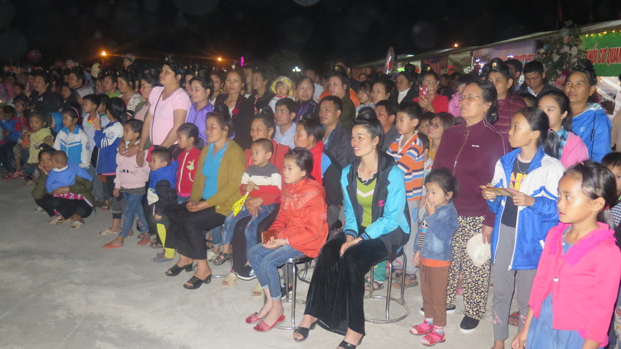 Hàng chục nghìn đồng bào các dân tộc trong huyện và du khách thập phương tham gia dự hội