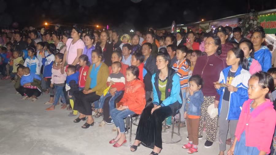 Hàng chục nghìn đồng bào các dân tộc trong huyện và du khách thập phương tham gia dự hội