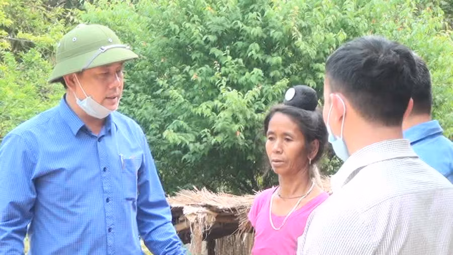 Tăng cường cán bộ về bản Huổi Cắm, xã Búng Lao tuyên truyền, nâng cao nhận thức cho nhân dân về nguyên nhân và cách phòng chống bệnh.