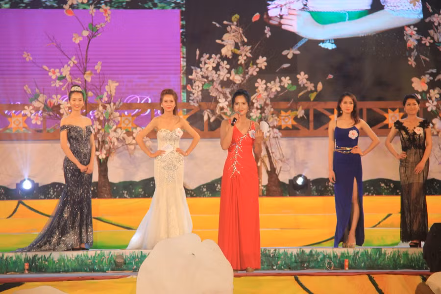 Các thí sinh tham gia phần thi ứng xử