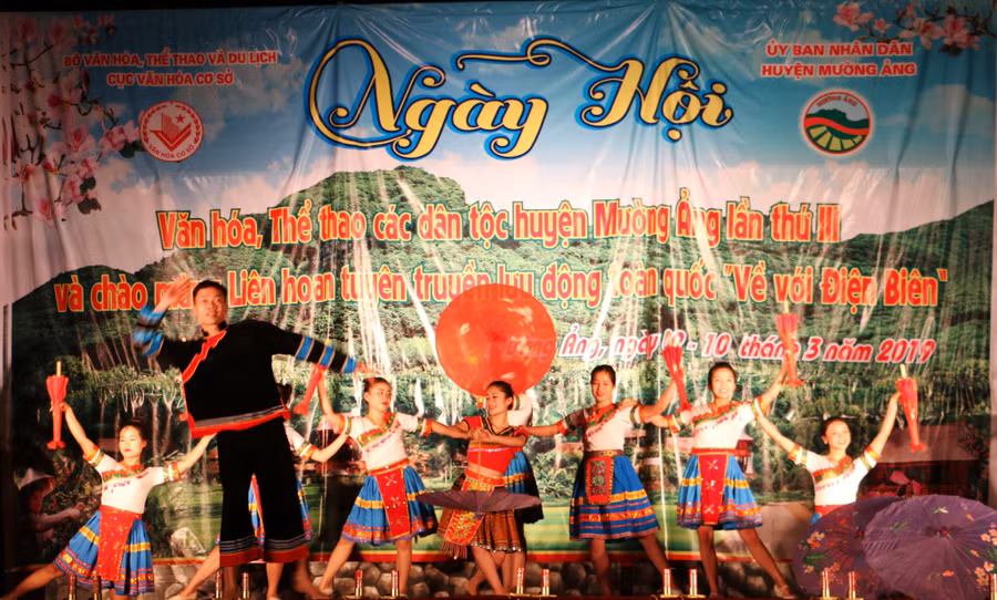 Một tiết mục do các đơn vị biểu diễn tại huyện Mường Ảng