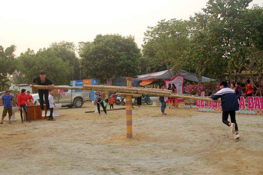 Đồng bào tham gia các trò chơi dân gian