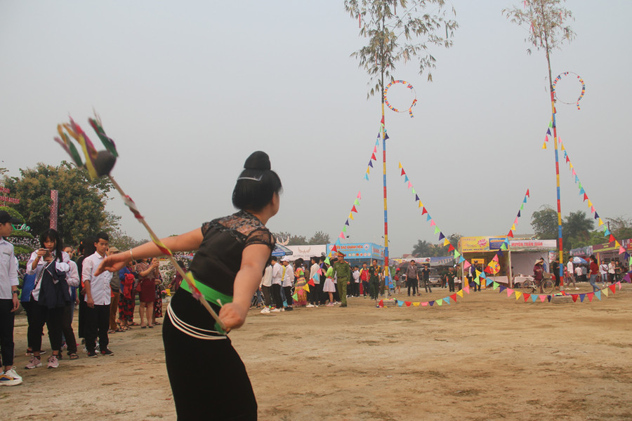 Đồng bào tham gia tung còn