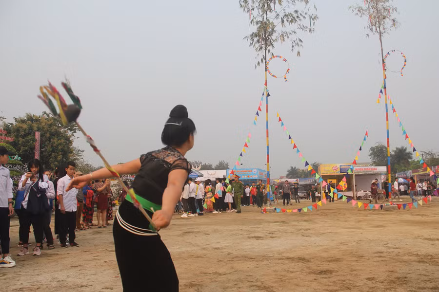 Đồng bào tham gia tung còn