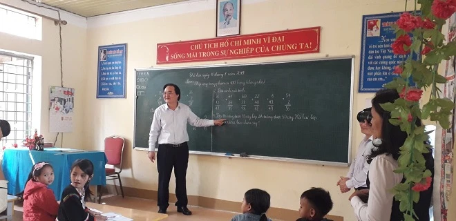  Bộ trưởng Phùng Xuân Nhạ kiểm tra kiến thức của học sinh con em đồng bào dân tộc thiểu số vùng biên giới Việt - Lào. Ảnh Minh Thịnh