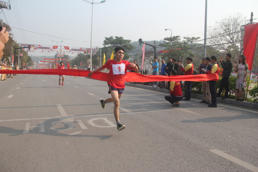 Vận động viên bứt phá về đích