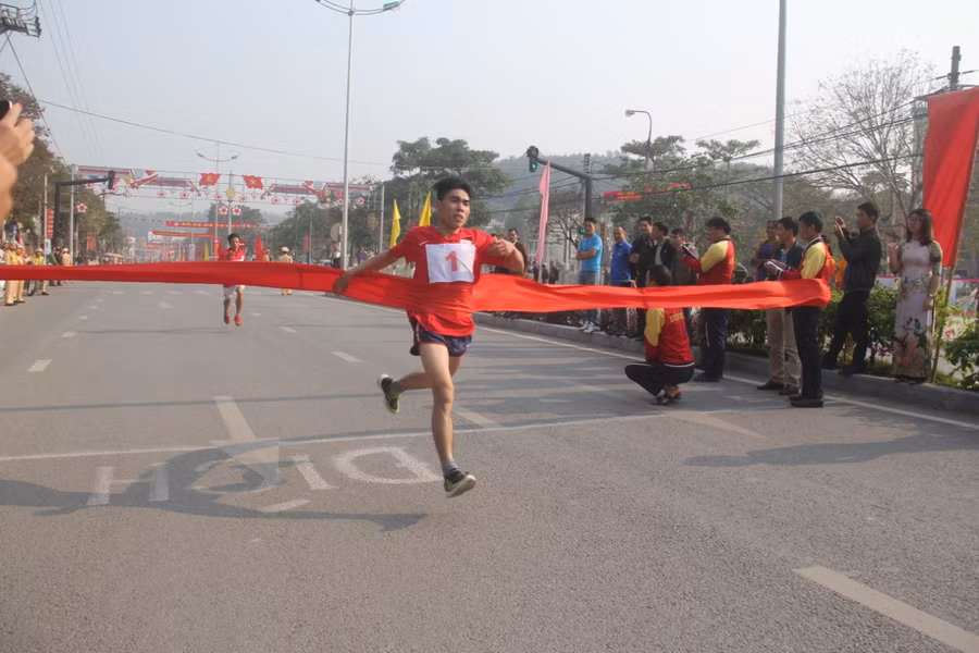 Vận động viên bứt phá về đích