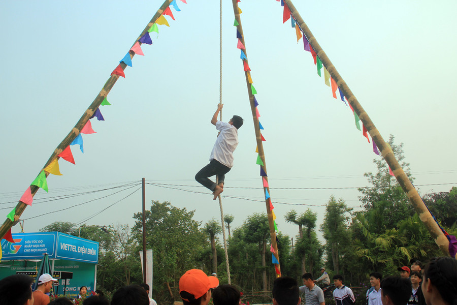 Đồng bào chơi đu dây