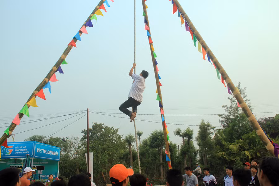 Đồng bào chơi đu dây