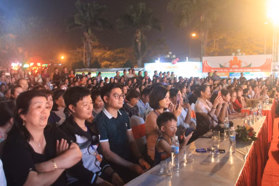 Đông đảo du khách thập phương kéo về Điện Biên cổ vũ cho cuộc thi