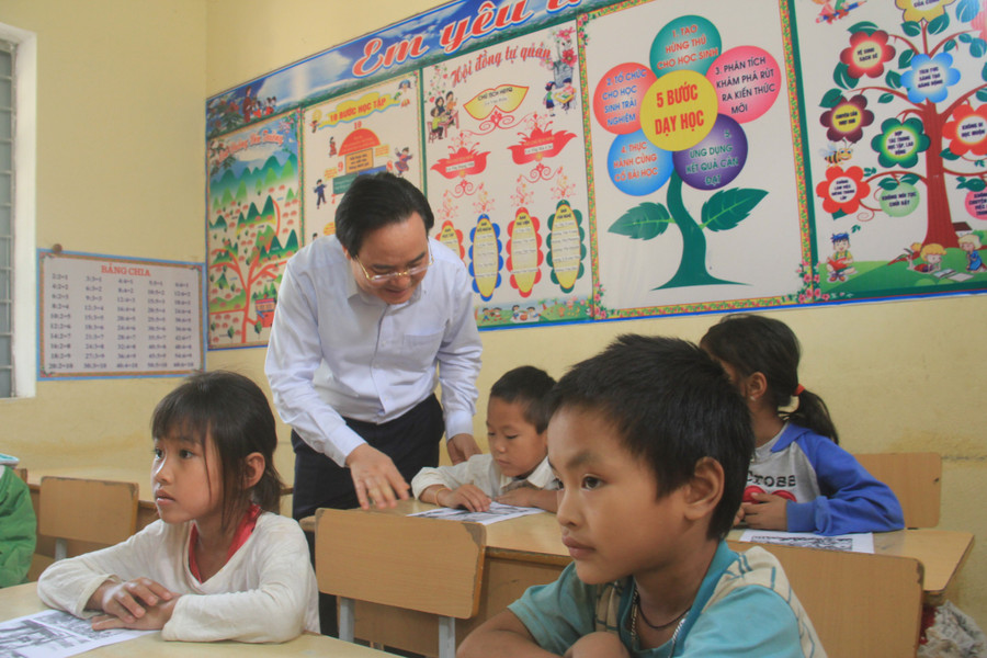 Bộ trưởng động viên những học sinh con em đồng bào dân tộc thiểu số nghèo hiếu học Bộ trưởng động viên những học sinh con em đồng bào dân tộc thiểu số nghèo hiếu học