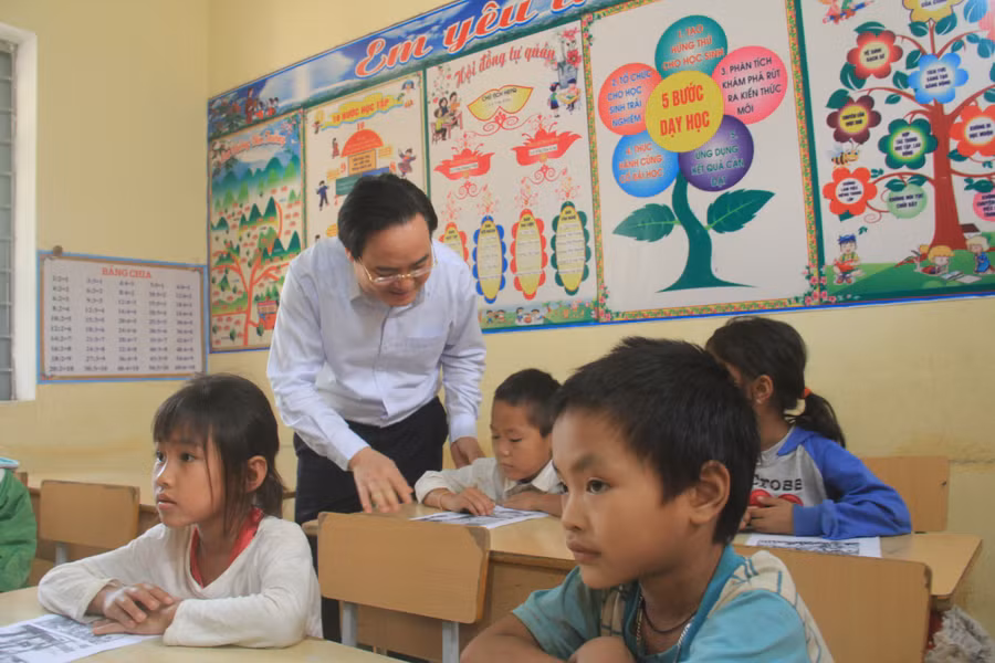 Bộ trưởng động viên những học sinh con em đồng bào dân tộc thiểu số nghèo hiếu học