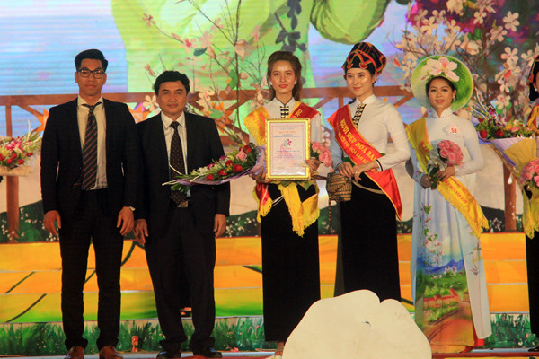 Ông Lê Văn Quý (thứ 2 bên trái), Phó Chủ tịch UBND tỉnh Điện Biên trao giải cho thí sinh